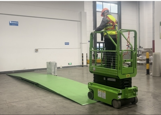 3.9m Plattformhöhe Mini-Modell selbstfahrender elektrischer Scherelift mit 240 kg Last und Kleiner Plattform für Lager
