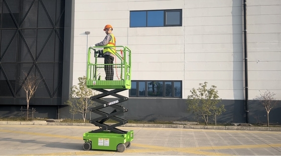 MINI-Schere-LIFT mit vollektrischem Antrieb von 3 Metern Plattformhöhe und 240 kg Tragfähigkeit