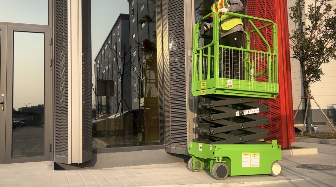 Mini-Schere-Lifte mit 3,9 m Plattformhöhe und 240 kg Ladekapazität für Lager