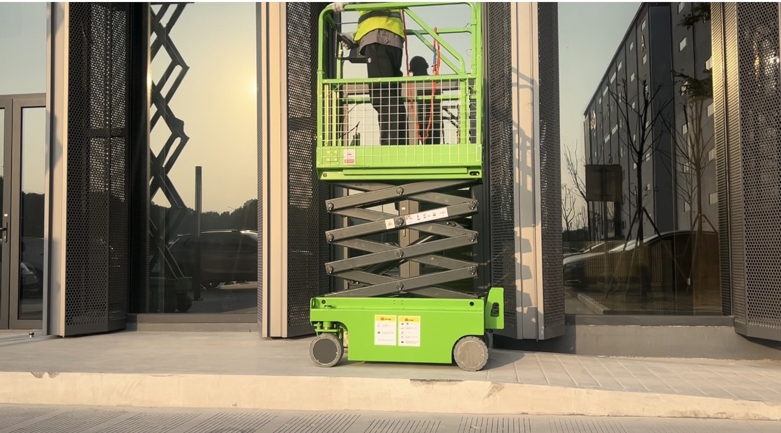 5 m Arbeitshöhe 240 kg Ladekapazität MINI vollautomatischer selbstfahrender Schereliften