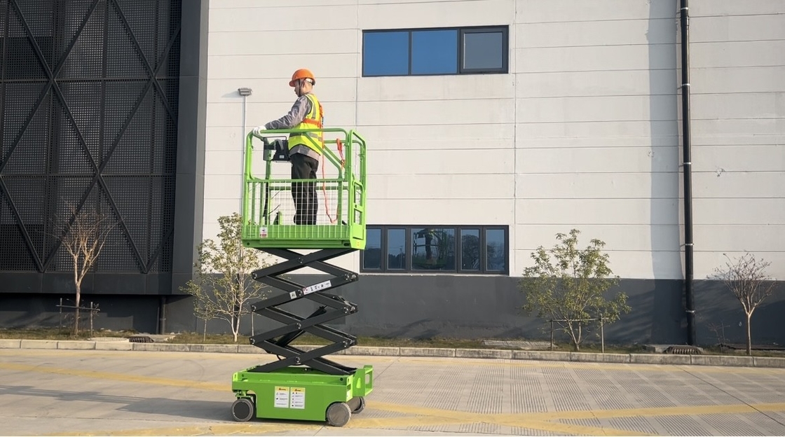 MINI-Schere-LIFT mit vollektrischem Antrieb von 3 Metern Plattformhöhe und 240 kg Tragfähigkeit